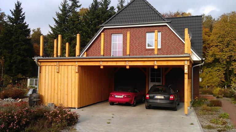 Doppelcarport mit Terrasse und Geräteraum