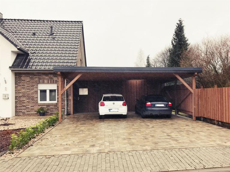 Schönes Doppelcarport mit Geräteraum und Lichtbändern